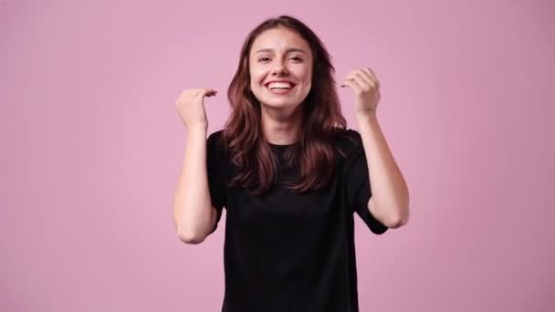 Video Upphetsad Ung Kvinna Dansar Över Rosa Bakgrund Koncept Glädje — Stockvideo
