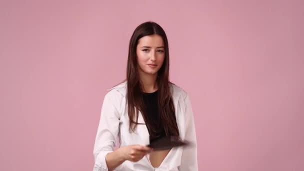 Video Kvinnliga Tänkande Och Vinka Med Papper Handen Över Rosa — Stockvideo