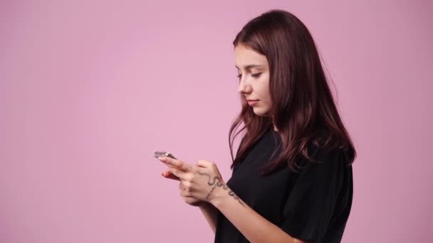 Vídeo Cute Woman Using Phone Isolated Pink Background Conceito Tecnologia — Vídeo de Stock