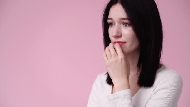 ピンク色の背景に孤立した動揺した女の4Kビデオ 負の感情の概念 — ストック動画