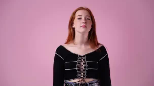 Video Unga Kvinnliga Känslomässigt Visar Stopp Tecken Isolerad Över Rosa — Stockvideo