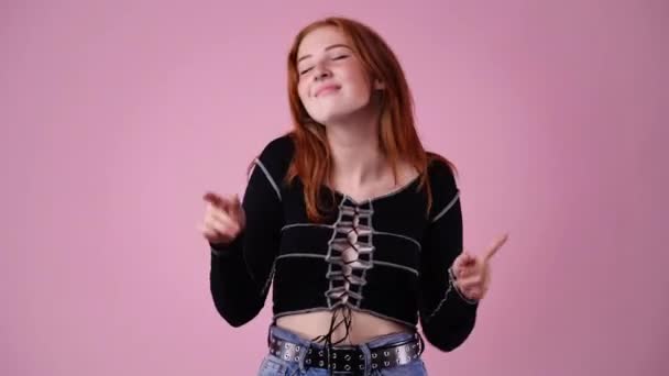 Video Upphetsad Ung Kvinna Dansar Över Rosa Bakgrund Koncept Glädje — Stockvideo