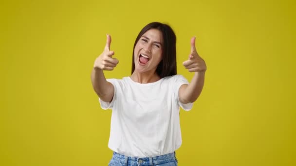 Sarı Arka Planda Gülümseyen Kadının Videosu Memnuniyet Kavramı — Stok video