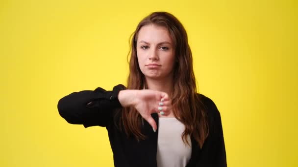 Відео Молодої Жінки Показує Великий Палець Вниз Жестом Жовтому Тлі — стокове відео