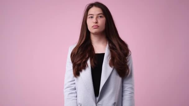 Video Mladé Ženy Prezentující Něco Přes Růžové Pozadí Koncept Prezentace — Stock video