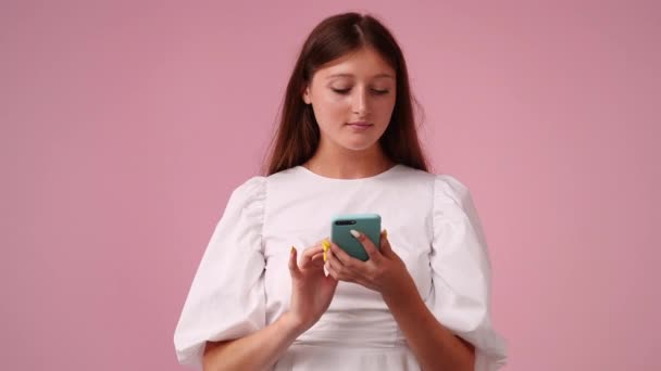 Βίντεο Γυναίκα Χρησιμοποιεί Τηλέφωνο Απομονωμένο Ροζ Φόντο Έννοια Της Τεχνολογίας — Αρχείο Βίντεο