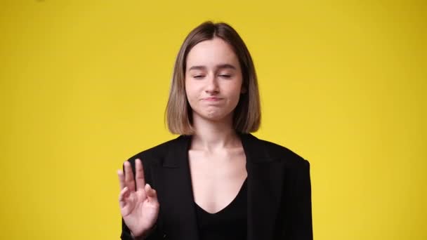 4K段关于年轻女性在黄色背景下思考和向侧面看的视频 — 图库视频影像