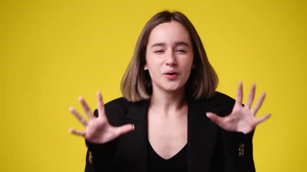 Video Einer Jungen Frau Die Etwas Auf Gelbem Hintergrund Präsentiert — Stockvideo