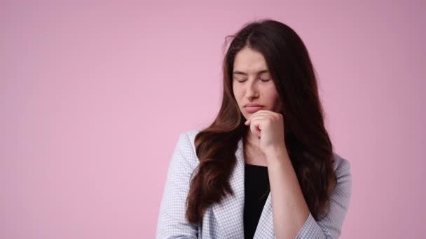 Video Ung Kvinna Tänker Och Tittar Ner Stressad Över Gul — Stockvideo