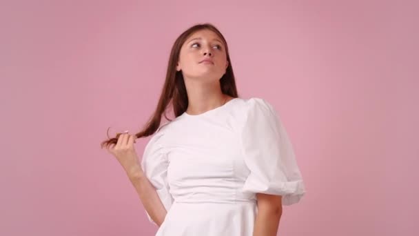 Wideo Zestresowanej Kobiety Odizolowanej Różowym Tle Koncepcja Negatywnych Emocji — Wideo stockowe