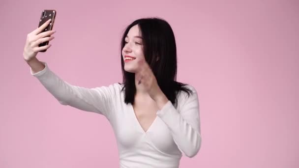 Vídeo Adolescente Fêmea Tomando Selfie Isolado Sobre Fundo Vermelho Conceito — Vídeo de Stock