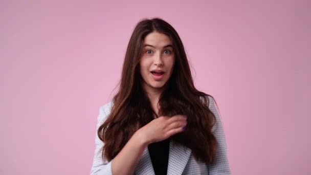 Pembe Arka Planda Tamam Işareti Gösteren Tatmin Olmuş Bir Kadının — Stok video