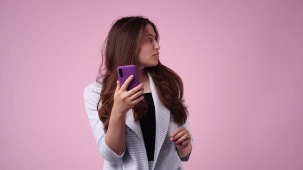 Vidéo Femme Mignonne Utilisant Téléphone Isolé Sur Fond Rose Concept — Video