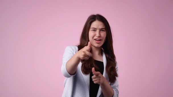 興奮した女の4K動画がピンクの背景に親指を立てています 満足の概念 — ストック動画
