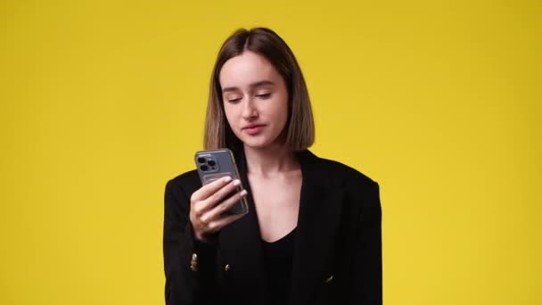 Video Mujer Linda Mensajes Texto Teléfono Aislado Sobre Fondo Amarillo — Vídeos de Stock