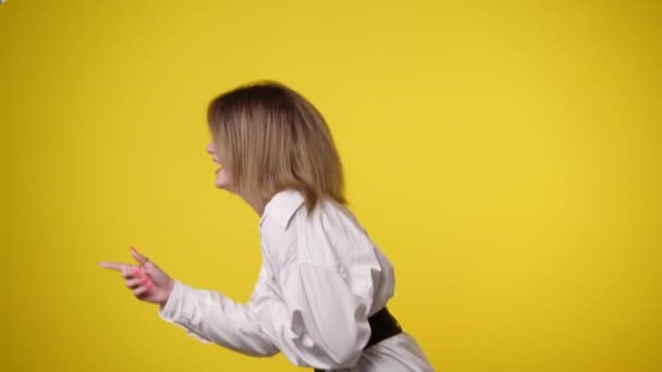 Video Dívky Která Směje Ukazuje Žluté Pozadí Boční Pohled Pojem — Stock video