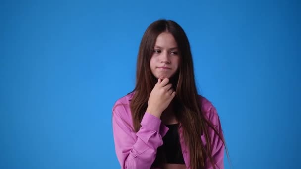 Video Van Meisje Met Doordachte Gezichtsuitdrukking Blauwe Achtergrond Concept Van — Stockvideo