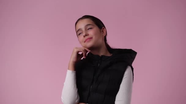 Βίντεο Ένα Κορίτσι Αγγίζει Πηγούνι Της Ροζ Φόντο Έννοια Του — Αρχείο Βίντεο