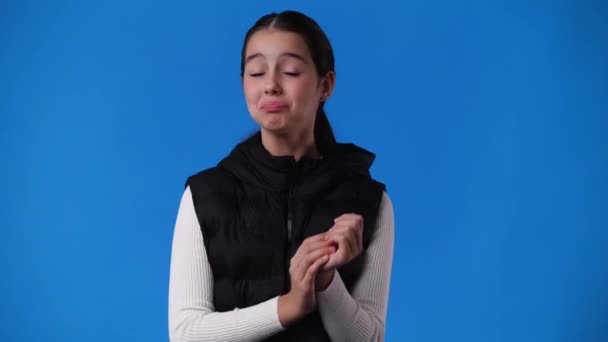 Video Van Opgewonden Meisje Klappen Handen Blauwe Achtergrond Begrip Klappende — Stockvideo