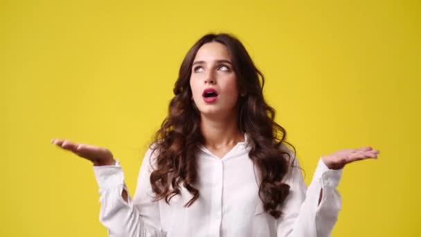 Video Van Meisje Voelt Zich Warm Beweegt Haar Handen Voor — Stockvideo