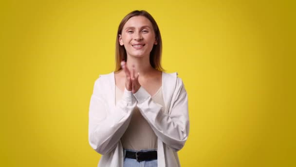 Video Van Opgewonden Meisje Klappen Handen Gele Achtergrond Begrip Klappende — Stockvideo