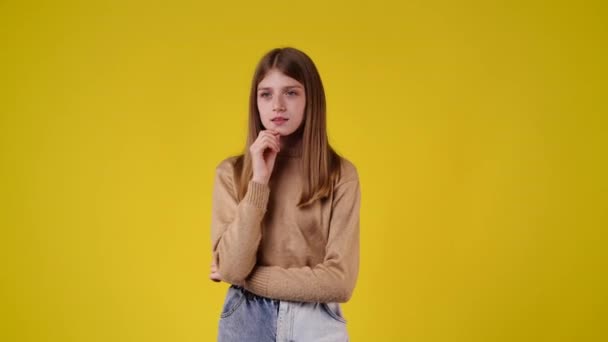 Vídeo Uma Garota Sendo Distraída Fundo Amarelo Conceito Emoção — Vídeo de Stock