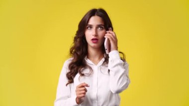 4K video 'da bir kız telefon aldı ve çok heyecanlandı. Duygu kavramı.