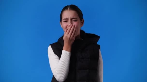 青い背景で咳をする1人の少女の4Kビデオ 病気の少女の概念 — ストック動画