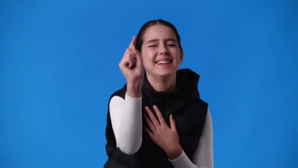 Video Dívky Která Směje Ukazuje Kameru Modrém Pozadí Pojem Emoce — Stock video