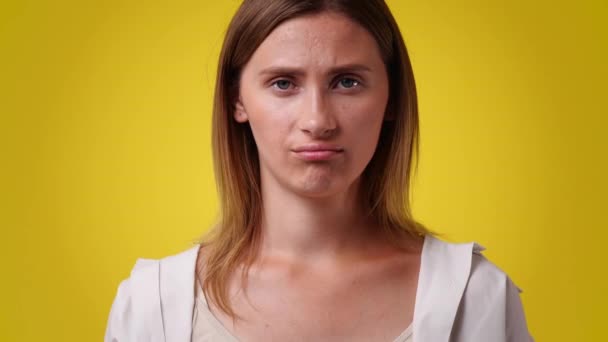 黄色い背景に一人の女の子の空虚な感情の4Kビデオ 空白の感情の概念 — ストック動画