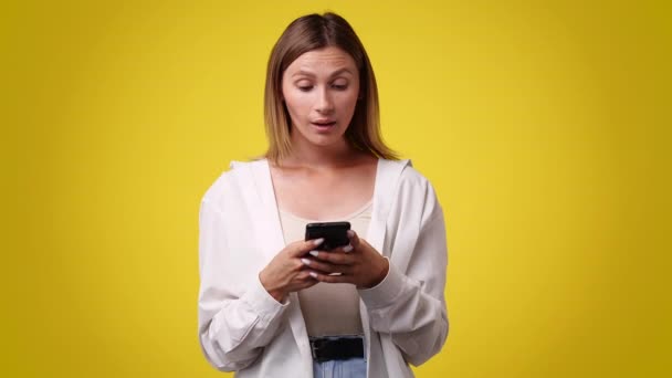 Video Chica Insatisfecha Mirando Teléfono Concepto Emociones — Vídeos de Stock