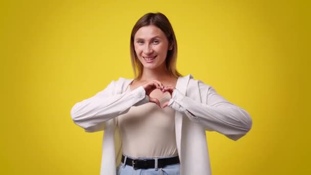 Video Von Mädchen Die Herzform Mit Ihren Händen Auf Gelbem — Stockvideo