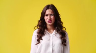 Tatmin olmamış yüz ifadesi olan bir kızın 4K videosu. Duygu kavramı.