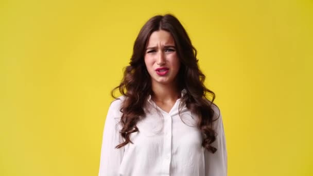 Vídeo Uma Menina Com Expressão Facial Insatisfeita Conceito Emoção — Vídeo de Stock