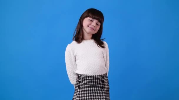 Βίντεο Ένα Κοριτσάκι Ποζάρει Μπλε Φόντο Έννοια Του Συναισθήματος — Αρχείο Βίντεο