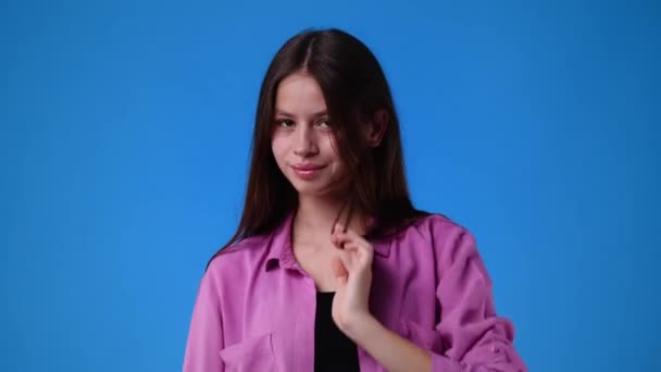 Videó Lány Telefonos Gesztus Közel Fej Hívjon Jel Kék Háttérrel — Stock videók