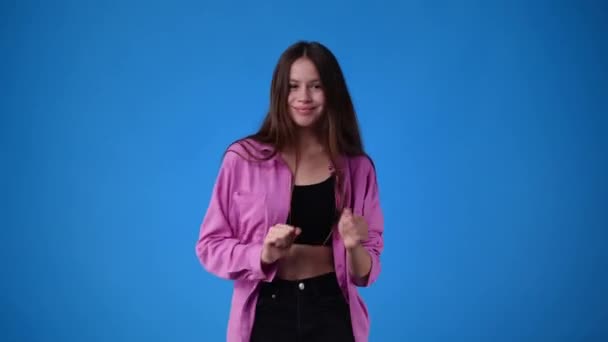 Vidéo Fille Dansant Sur Fond Bleu Concept Émotions — Video