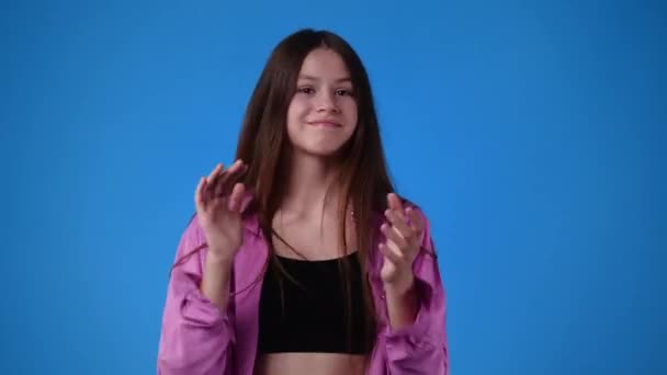 Video Chica Emocionada Aplaudiendo Las Manos Sobre Fondo Azul Concepto — Vídeo de stock