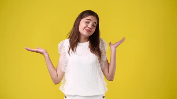 Vídeo Menina Gesticulando Fundo Amarelo Conceito Emoções — Vídeo de Stock