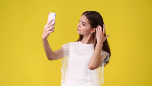 Video Von Schönen Mädchen Macht Selfie Auf Gelbem Hintergrund Konzept — Stockvideo