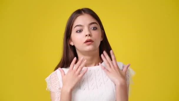 Video Chica Sintiéndose Demasiado Caliente Moviendo Las Manos Delante Cara — Vídeos de Stock