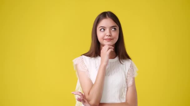 Video Von Mädchen Mit Mädchengesichtsausdruck Auf Gelbem Hintergrund Konzept Von — Stockvideo