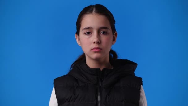 青い背景に一人の女の子の空虚な感情の4Kビデオ 空白の感情の概念 — ストック動画