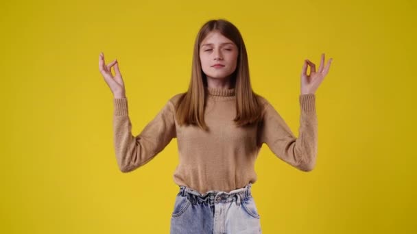 Βίντεο Ένα Κορίτσι Διαλογίζεται Κίτρινο Φόντο Έννοια Του Συναισθήματος — Αρχείο Βίντεο