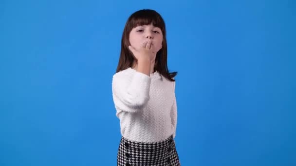 Video Von Einem Mädchen Das Einen Luftkuss Auf Blauem Hintergrund — Stockvideo