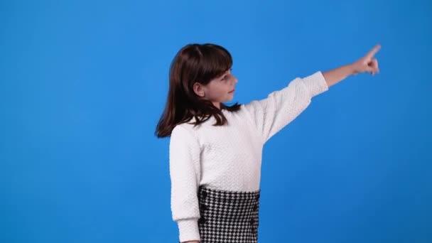 Video Little Girl Pointing Side Blue Background Concept Presenting — Stock Video
