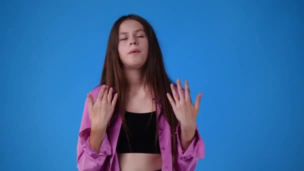 Video Chica Sintiéndose Demasiado Caliente Moviendo Las Manos Delante Cara — Vídeo de stock
