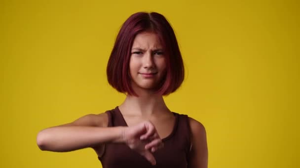 Vídeo Uma Menina Mostrando Polegar Para Baixo Fundo Rosa Conceito — Vídeo de Stock