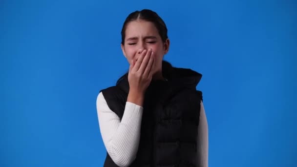 Відео Однієї Дівчини Кашляє Синьому Фоні Концепція Хворої Дівчини — стокове відео