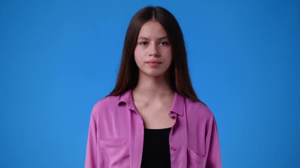 Video Chica Tocando Cuerpo Sobre Fondo Azul Concepto Emoción — Vídeo de stock